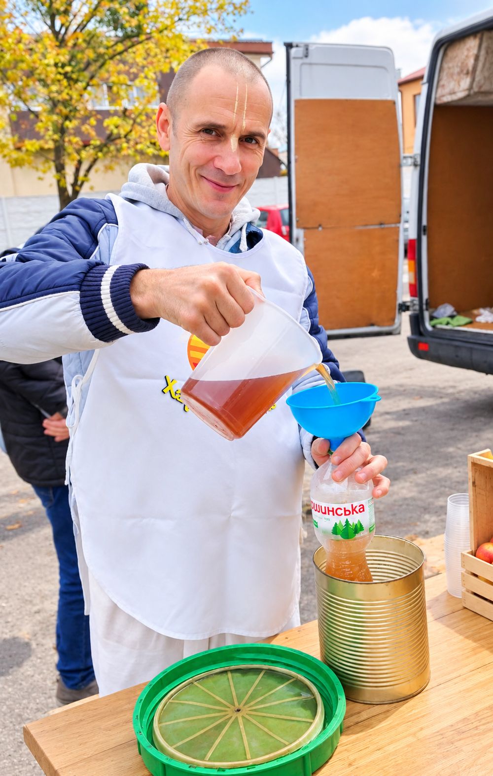 Volunteer Volodymyr at a hot meal distribution in Kharkiv